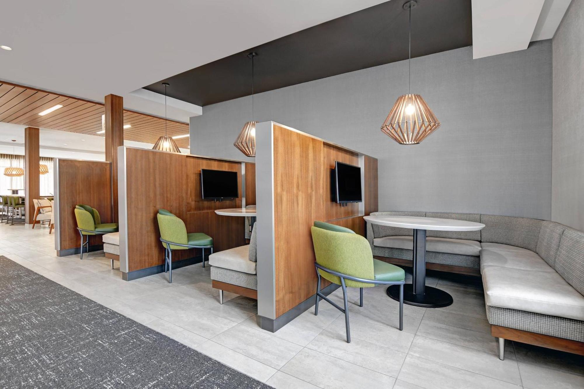 Courtyard By Marriott Manhattan Aggieville Exterior foto