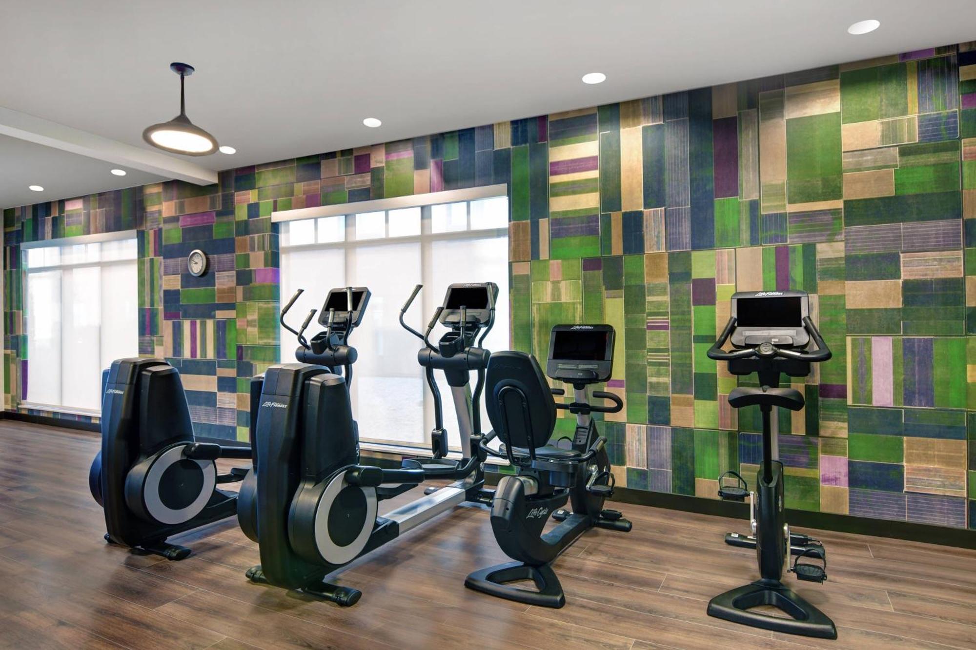 Courtyard By Marriott Manhattan Aggieville Exterior foto