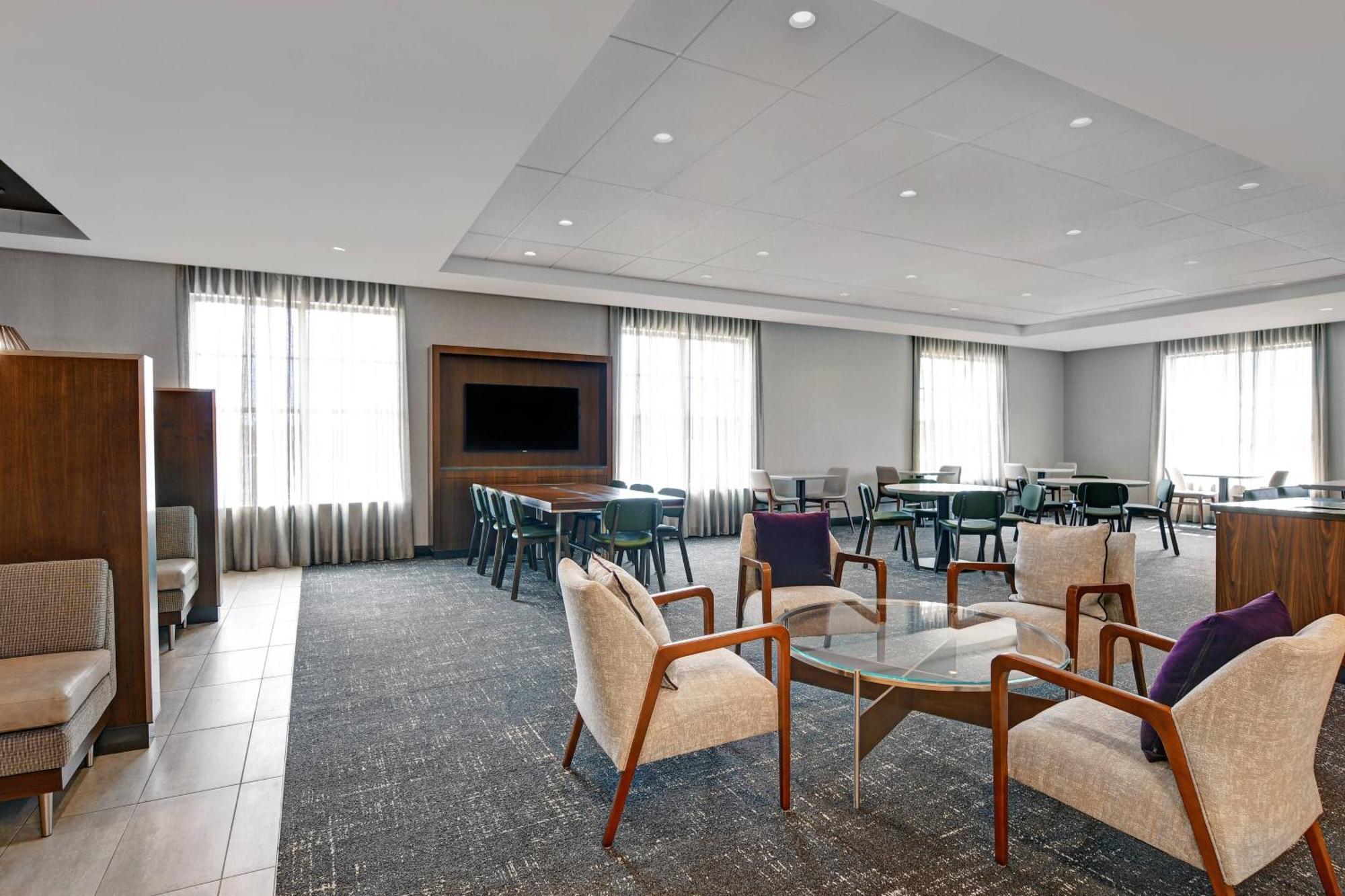 Courtyard By Marriott Manhattan Aggieville Exterior foto