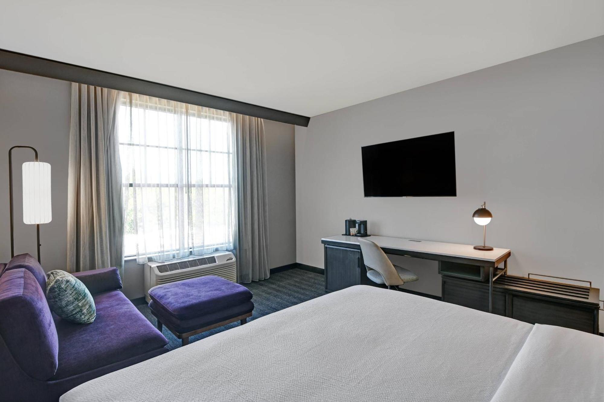 Courtyard By Marriott Manhattan Aggieville Exterior foto